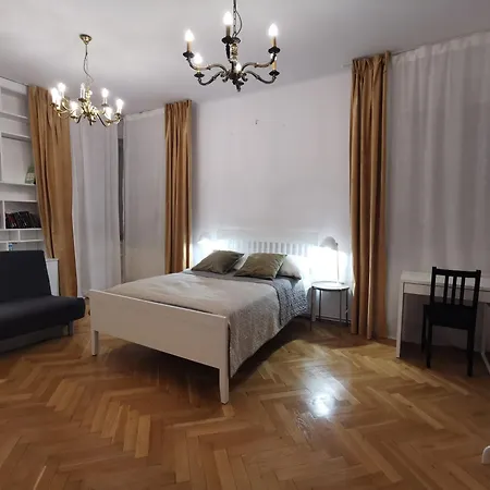 Cozy Spacious Apartment With Balcony-3